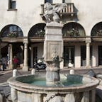 ヴェネト州アーゾロの噴水
サンマルコの有翼獅子が上にいます