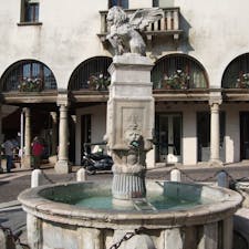 ヴェネト州アーゾロの噴水
サンマルコの有翼獅子が上にいます