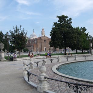 パドヴァ　プラート・デッラ・ヴァッレ
奥に見えるのは聖ジュスティーナ修道院