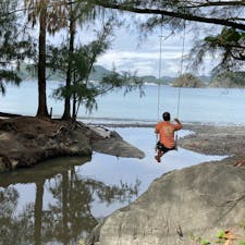 小笠原　父島　扇浦
浜辺にあった手造りのブランコに揺られながら、小笠原の青い海を観ていました。