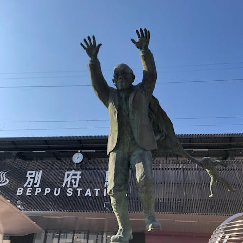 油屋熊八ブロンズ像