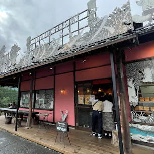 .
山のぱ〜ん屋 森のダンス🐰🍞
.
奥多摩の山道を車で走ってると
突然現れたパン屋さん。笑
食パン目当ての方の行列が出来てました😳
向かいのカカシ達が恐怖なので
そちらも見所。笑