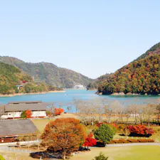神奈川県清川村。ダム湖と紅葉は綺麗だ！思ったより平日でも人が多いのにはビックリ！ドライブには最高ですね。