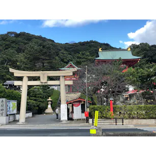 駐車場から見た赤間神宮