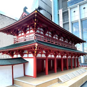 羅城門
此の羅城門は京都駅東にある、模型です、京都市民の方でも此処に羅城門の模型がある事を知っている方は少ないかも？

私は京都に再建して欲しい建物が3っ有ります、
①二条城の天守閣
②羅城門
③大仏殿
です。
羅城門跡は
794年（延暦13）に建設した平安京の正門。東西4.5キロ、南北5.3キロの京域中央部の南端に羅城門がそびえ、北端の朱雀門と相対していた。門は正面33メートル、奥行8メートル。二重閣瓦屋根造で棟両端に金色の鴟尾を置く。鬼の腕切りなど能・小説・映画「羅生門」で有名。南区九条通千本に石碑・駒札。市バス羅城門すぐ。

#サント船長の写真　#京都　#門巡り