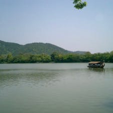 大覚寺　大沢池
当時は最先端の文化の発信地となった。池のほとりには、茶室望雲亭、心経宝塔、石仏、名古曽の滝跡があり、国指定の名勝地になっている。

#サント船長の写真　#京都三大池　#時代劇撮影地