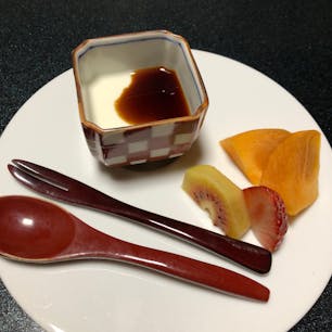 湯めぐり宿 笛吹川の懐石料理の最後に出て来たデザート、果物とパンナコッタ。さっぱりしていて食べやすいのは、パンナコッタの上のソースが、バルサミコ酢を作る過程で出来る物なんですって。名前は思い出せなくて、すみません。