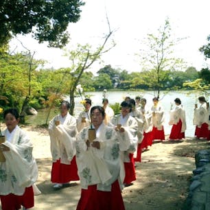 大覚寺　大沢池
心経宝塔の前で大覚寺のお祭りかな？

#サント船長の写真　#京都三大池　#時代劇の聖地