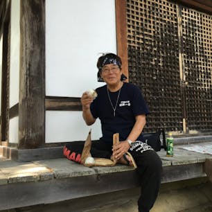 大覚寺　大沢池
護摩堂の前で弥七ではなく、サントが昼飯です、当然竹の皮で包んだおにぎりです。

#サント船長の写真　#京都三大池　#京都TV映画撮影地　#時代劇の聖地