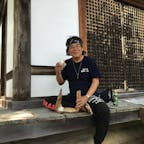 大覚寺　大沢池
護摩堂の前で弥七ではなく、サントが昼飯です、当然竹の皮で包んだおにぎりです。

#サント船長の写真　#京都三大池　#京都TV映画撮影地