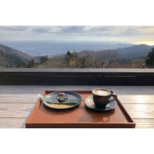 阿夫利神社の境内にある絶景カフェ。水まんじゅうとスパイスラテ。水まんじゅうは御神水を使っているらしい。

#神奈川　#神奈川カフェ