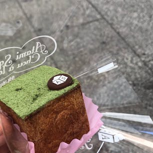 熱海スクエアシュークリーム
めっちゃ美味いしめっちゃ映える
シュークリーム！！！
甘党にはぜひ食べてほしい！
抹茶好きなのでこれ一択でした！