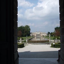 同じくブレンタ川沿いのピサーニ荘
これはかなり規模の大きな宮殿