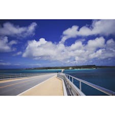 宮古島と伊良部島を繋ぐ
全長3,540mにも及ぶ『伊良部大橋』。
ここをドライブするだけでも
宮古諸島に惚れ込むこと間違いなしですよ😇
