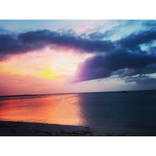諦めかけた夕陽を見れたときは言葉を失った。
宮古島から橋を渡って伊良部島へ。
いらした際には『佐和田の浜』にお立ち寄りください。
それにしても見事に半分こ😁同じ海ですよー
