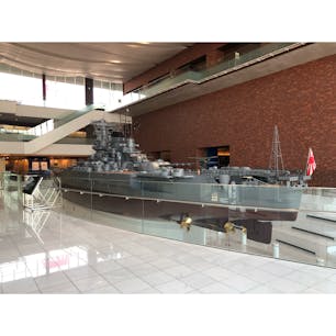 よく見る👀と３本マスト中央に
聯合艦隊司令長官座乗を表す
大将旗が
😎😎😎😎😎
旗艦とは、艦隊を指揮する将官の旗をかかげるから旗艦です。
大将旗、中将旗、少将旗ググりなさい。