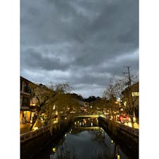 城崎にて
毎年恒例の家族で蟹を食べに城崎温泉へ
天気が悪く、雨が降ったり止んだりを繰り返していましたが、運良く温泉を巡っている間は一度も雨が降りませんでした
何度来てもワクワクする温泉街です
毎年違う旅館に宿泊しているので、城崎温泉の宿選びは私に任せて、といつも友人に言っています