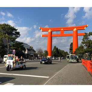 平安神宮は鳥居⛩から
攻める😎😎😎
偶然にも新婚カップルが
😁😁😁
末永く御幸せに
🥳🥳🥳