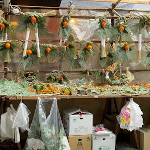 京都錦市場
縁起物のしめ縄売りです、
玄関に飾り神様に来てくださいと、目印です♪

#サント船長の写真