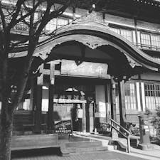 大分初上陸です！

別府駅から徒歩12分ほどで到着した竹瓦温泉で「砂場」に挑戦しました。

浴衣だけを着て砂の上に仰向けになると、お兄さんが上から砂をかぶせてくださいます。

心地よさが過ぎて15分が2時間に感じるほどの眠り(気絶)へ突入。最高でした！

旅フォトをあえて白黒にしました。色合いは訪れた者にのみ分かるということで。