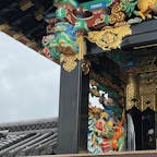 西本願寺　唐門
唐門の両端の柱に有る狛犬ですね、本来なら此の部分には象🐘想像の象の頭ですね、
左手は口の閉じた狛犬ですね。
黒漆に彫り物が映えます、下の彫り物は龍に🐲乗った人物は誰かな？

#サント船長の写真  #門巡り　#解体修復前