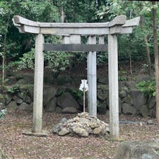 「木嶋坐天照御魂（このしまにますあまてるみたま）神社」　蚕の社

本殿西に建てられているのは京都三珍鳥居の一つ、三柱鳥居。三つの鳥居を正三角形に組み合わせた形が特徴だ。現在は柵などで囲われているため近づくことはできないが、以前は三方向から拝めるようになっていたという。

#サント船長の写真　#鳥居