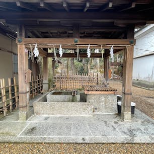 御所の井戸
梨木神社は明治１８年に創設された比較的新しい神社です。この辺一帯には昔、公家のお屋敷がたくさんありましたが、明治になってそれらが全て東京に移され、その後に創建されたのが梨木神社。そしてその場所にたまたまこの井戸があった、というわけです。「御所の名水」と呼ばれるように成りました。

#サント船長の写真　#御所の三井戸