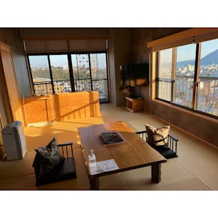 日本旅館 器 別府鉄輪

ベッドは小上がりになっていて大人空間でした💕内湯もあって大満足💯

冷蔵庫の中はたくさんのジュースとビールが🍻ちなみに館内にはビールサーバーとレンタルの浴衣がありました👘

#大分#別府#大分旅館