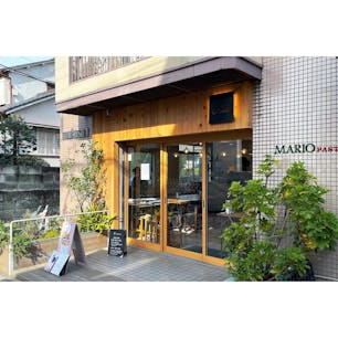 神楽坂イートの外観。テイクアウトもやっていて、続々とお客さんがやってきていた。