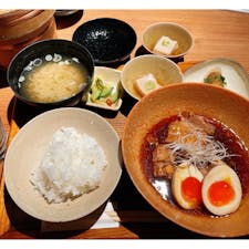 ごはんや 一芯 京都
六角通りにあるご飯屋さん。
豚の角煮ランチをいただきました。
いちばん人気のメニューです。
羽釜で炊いたおひつめしがとても美味しいです。ご飯のお代わりも出来ます。