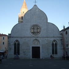 トリエステの小さな湾の対岸にあるムッジャ
旧市街の大聖堂　きれいなロマネスク様式