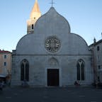 トリエステの小さな湾の対岸にあるムッジャ
旧市街の大聖堂　きれいなロマネスク様式