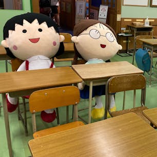 2021.8
娘たちが毎週ちびまる子ちゃんのアニメを見ているので、連れて行きました。
まるちゃんの家の中や学校の風景を見たり、フォトスポットもいくつかあるので撮影できたりして、ちびまる子ちゃん好きな娘たちは楽しめたようです。