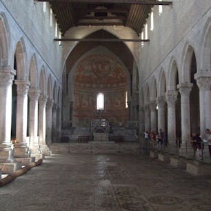 アクィレイア大聖堂
床一面に見事な古代のモザイクが残っている