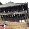 東大寺二月堂

東大寺二月堂（とうだいじにがつどう ）は、奈良県奈良市の東大寺にある、奈良時代（8世紀）創建の仏堂。現存する建物は1669年の再建で、日本の国宝に指定されている。奈良の早春の風物詩である「お水取り」の行事が行われる建物として知られる。「お水取り」は正式には修二会といい、8世紀から連綿と継続されている宗教行事である。二月堂は修二会の行事用の建物に特化した特異な空間構成をもち、17世紀の再建ながら、修二会の作法や習俗ともども、中世の雰囲気を色濃く残している。

#サント船長の写真