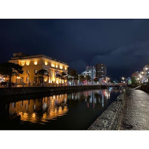 雰囲気はとびきり良いのに、歩いてる人が誰もいなくてちょっと寂しかった松江市内の京橋川沿い。

ライトアップされている建物はカラコロ工房です。