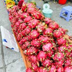 ホーチミン2区、タオディエン地区の路上販売でドラゴンフルーツ(赤)を購入。3kg(6個)で50円と驚きの安さです。