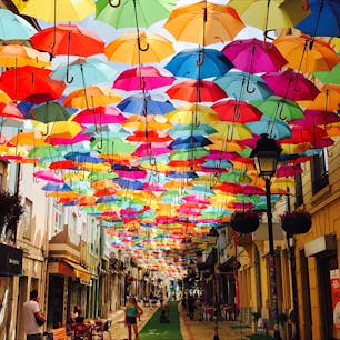 Agueda in Portugal.

アゲダで毎年7月に開催されている傘祭り。
ちょっと田舎の街なので行き帰りは電車の時刻表を要チェック。
#portugal #festival # agueda