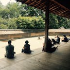 龍安寺の石庭。どう見ても14個しか見えないんだけど15個目はどこにあるんだろう？🧐