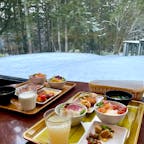 星野リゾートトマム　朝食🍴
朝食はニニヌプリというレストランでバイキング！
特に美味しかったのが、北海道の朝食といえばの、のっけ丼、焼いてくれるフレンチトースト、安定のコロッケ。
雪景色を眺めながらの贅沢な時間でした☺️