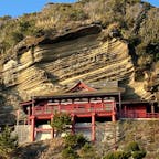 切り立った断崖の斜めの地層と朱塗りの舞台を持つお寺さんのコントラストが、面白いですね。無料で拝観できます。