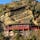 切り立った断崖の斜めの地層と朱塗りの舞台を持つお寺さんのコントラストが、面白いですね。無料で拝観できます。