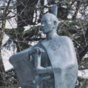 高山右近像　高岡城跡

　高岡城跡大手口に建つ高山右近銅像。
原型は滋賀県の彫刻家・西森方昭作。この像は5体あり、大阪府・高槻市民会館前(1972年)とフィリピン・マニラ　パコ公園(1977年)に次いで昭和62年(1987年)に造立された（他に高山右近記念公園（1999年／石川県羽咋郡志賀町末吉）と2007年造立の香川県小豆島のカトリック小豆島教会にある）。

　高山右近(1552-1615)は安土桃山から江戸初期にかけての代表的なキリシタン大名である。

#サント船長の写真 #高山右近像　#銅像