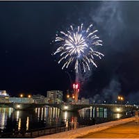 新潟県の萬代橋と花火