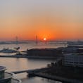 横浜ベイブリッジから太陽が顔を出す。
力強い朝日、もうすぐ春ですね。

#みなとみらい
#横浜BAYホテル東急