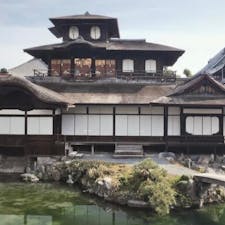 飛雲閣　西本願寺

京都市下京区の西本願寺境内の庭園「滴翠園(てきすいえん)」に建つ、3層の楼閣建築。国宝。16世紀末ごろの創建と伝えられる典型的な庭園建築の一つ。豊臣秀吉(とよとみひでよし)が造営した聚楽第(じゅらくだい)の遺構ともいわれる。

 #世界遺産　#京都   #三大閣