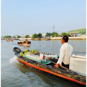 飲み物を売っているボート。船上ドライブスルーと呼べばいいのかな？ベトナムのメコンデルタ地域のカントーは、タイと並んで船上マーケットで有名です。