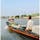 飲み物を売っているボート。船上ドライブスルーと呼べばいいのかな？ベトナムのメコンデルタ地域のカントーは、タイと並んで船上マーケットで有名です。