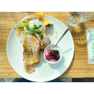 【茨城】全面ガラス張り！日立駅構内にある海の見えるカフェ

日立駅改札を出て右手に進むと見えるこちらのカフェは海の見えるカフェで有名なシーバーズカフェです。

全面ガラス張りの店内には常に明るい雰囲気が広がり、太平洋を眺めながらゆったりとした時間を過ごすことができます。

グランドメニューではフレンチトーストやサンドウィッチなどがあり他にもランチメニューではカレーやタコライスが頼めます。

営業時間も年中無休で7:00～22:00と長く、どの時間帯に寄っても楽しめると思います！
※営業時間は変更されてる場合があるので公式サイトをご確認下さい。

今回は午前中に訪れましたが、夕暮れや朝早い時間にも行ってみたくなるようなお店でした！お昼時は混んでいたのでまた違う時間帯に寄ってみたいです。

［アクセス］
JR日立駅構内 改札を出て右手

［営業時間］
7:00～22:00

#日立駅 #海の見えるカフェ #日立市 #茨城県 #茨城 #茨城観光 #日立グルメ #茨城グルメ #茨城カフェ⁡ #シーバーズカフェ #カフェ巡り #カフェ好き