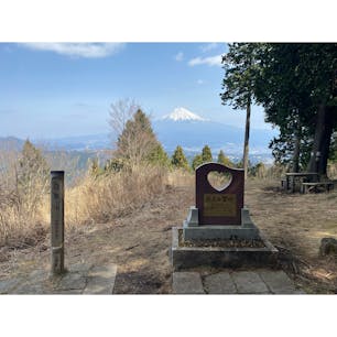 白鳥山山頂 恋人の聖地
このモニュメントのハートの中から富士山を写すのがおすすめ❣️
#202203 #s山梨